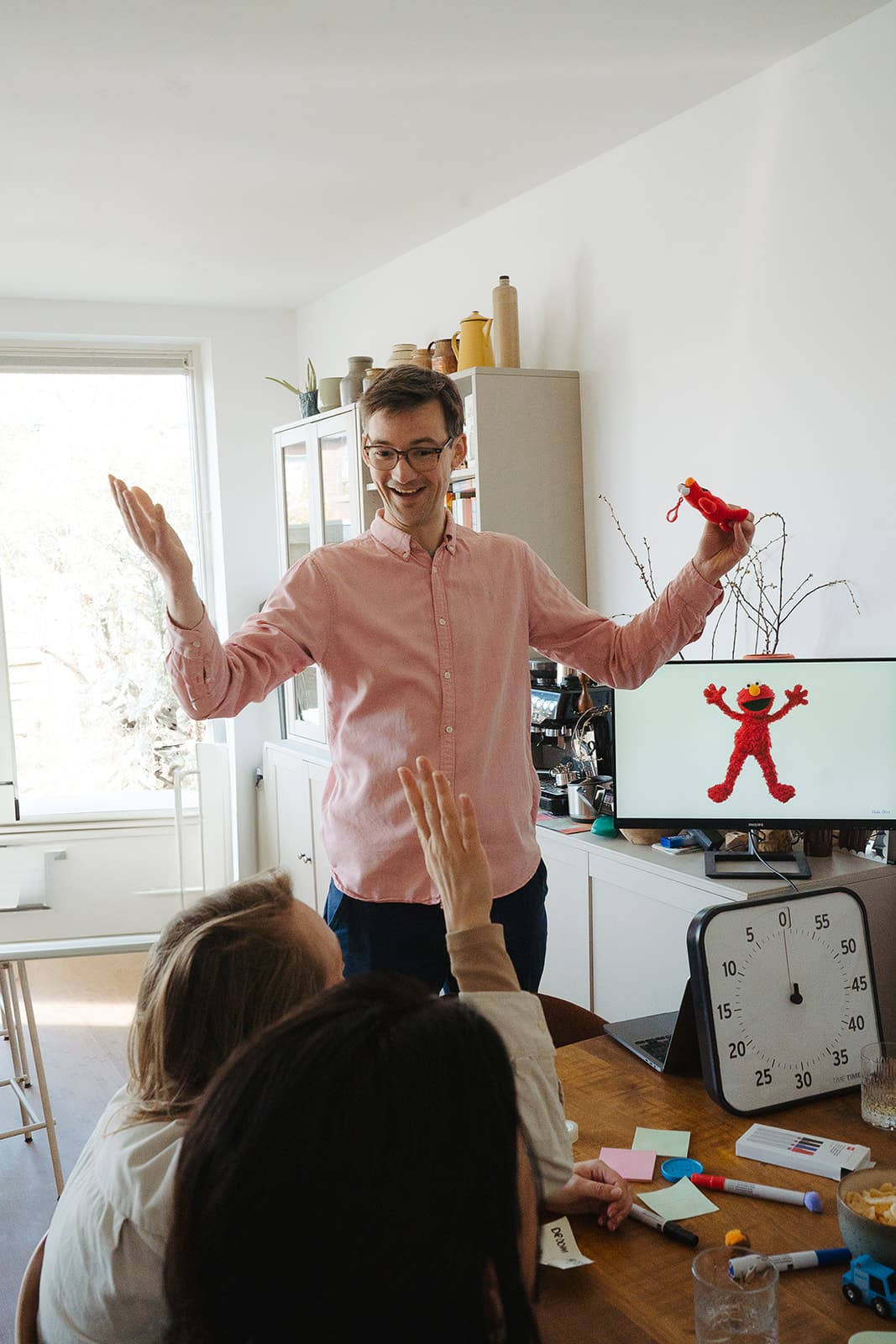 Stanley begeleidt een interactieve oefening met deelnemers