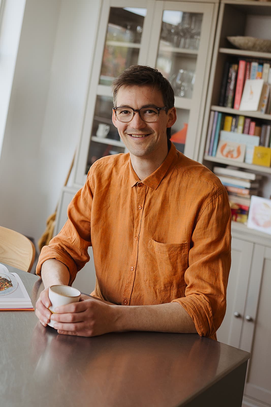 Stanley zit aan tafel tijdens een persoonlijk gesprek