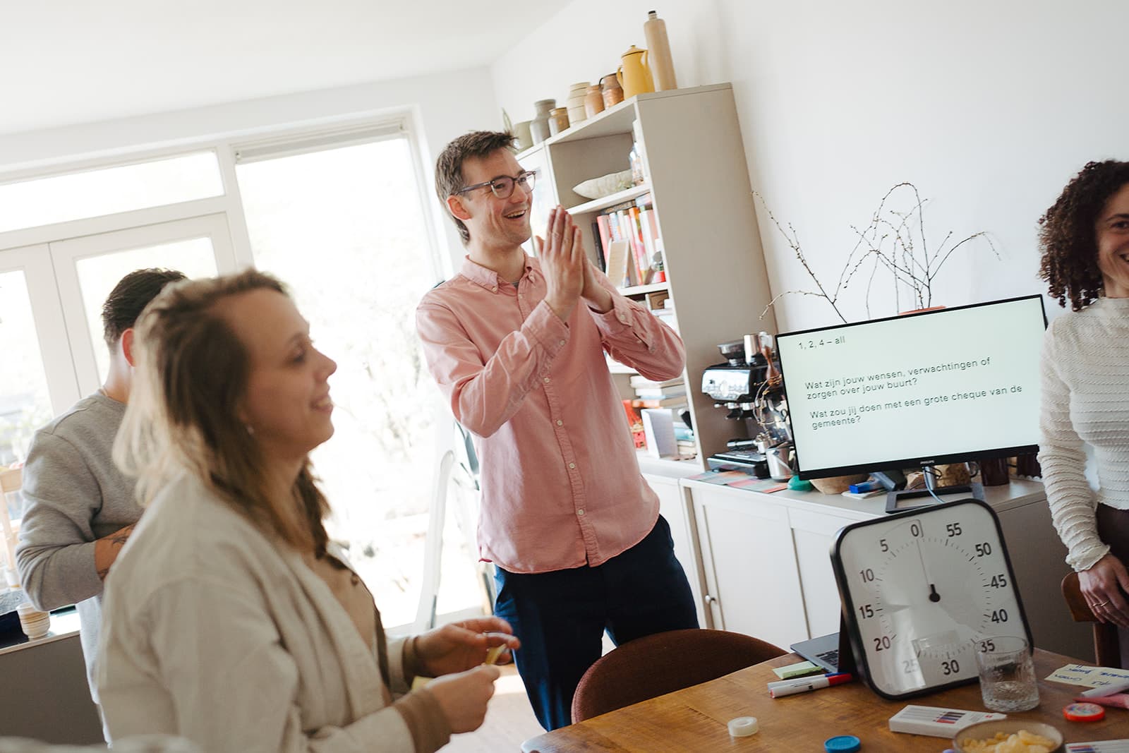 Deelnemers applaudisseren na een workshop