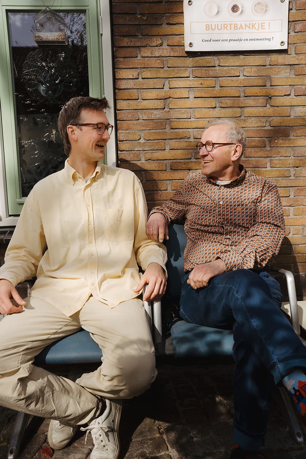 Stanley met Evert op een buurtbankje